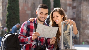 Mann und Frau als Touristen mit Landkarte in der Hand